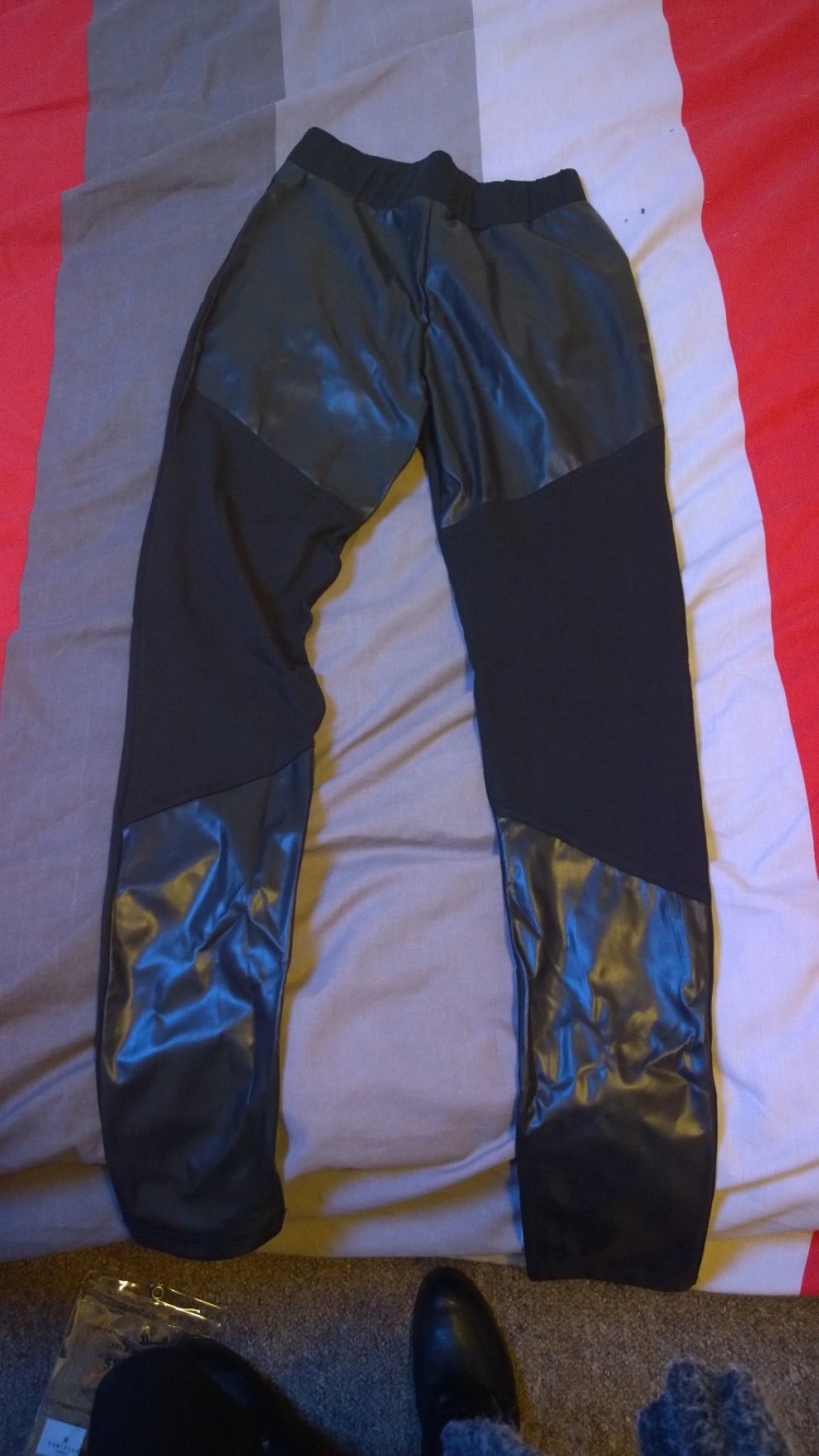 Yeah, I'm quite disappointed with these leggings, they don't fit very well, the glossy material fits very loosely which I don't like.